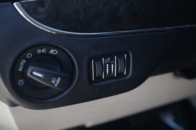 Used 2015 Chrysler Town & Country Touring FWD image 9