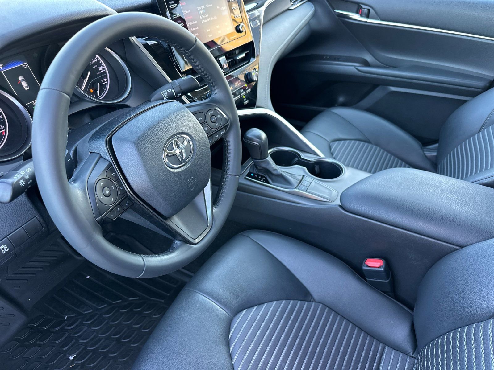 Used 2022 Toyota Camry SE w/ Convenience Package image 10