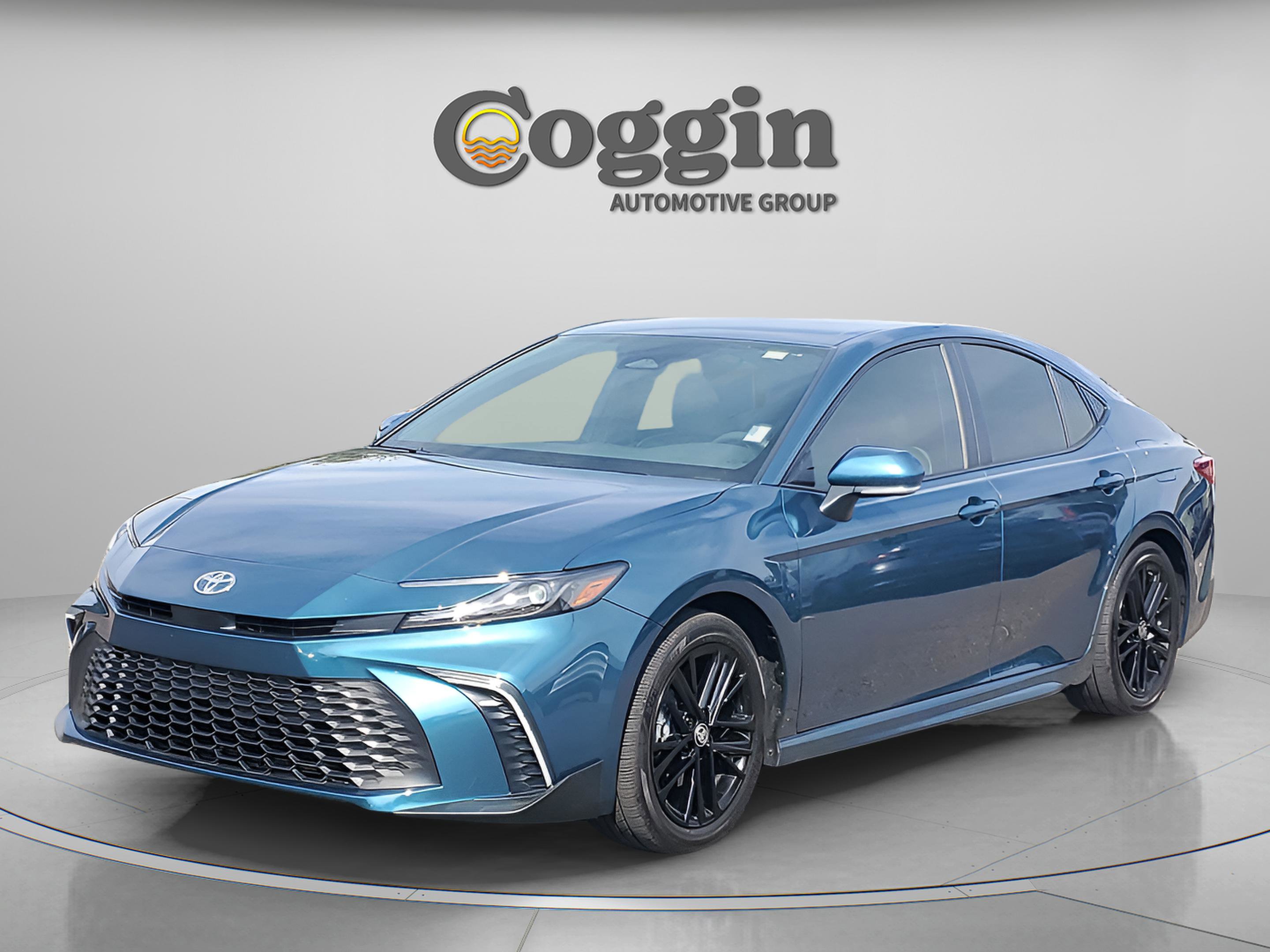 Used 2025 Toyota Camry SE image 1