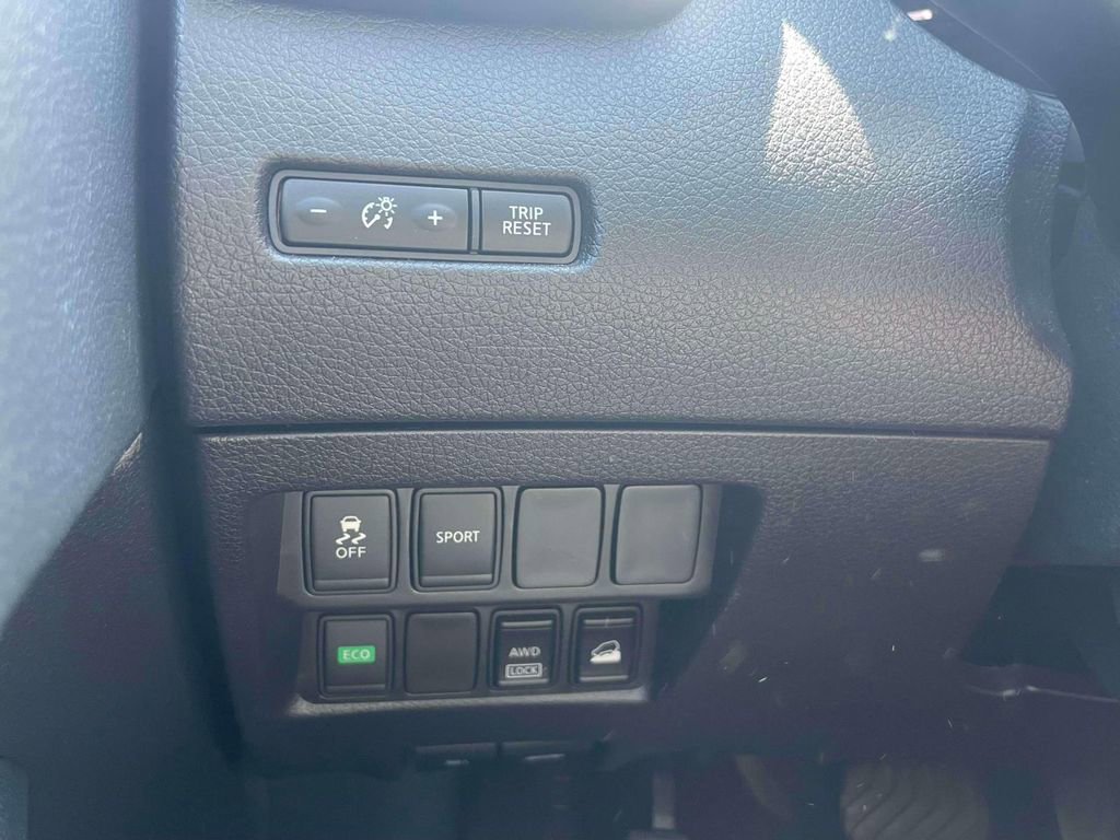 Used 2015 Nissan Rogue SV w/ SV Moonroof Package image 22