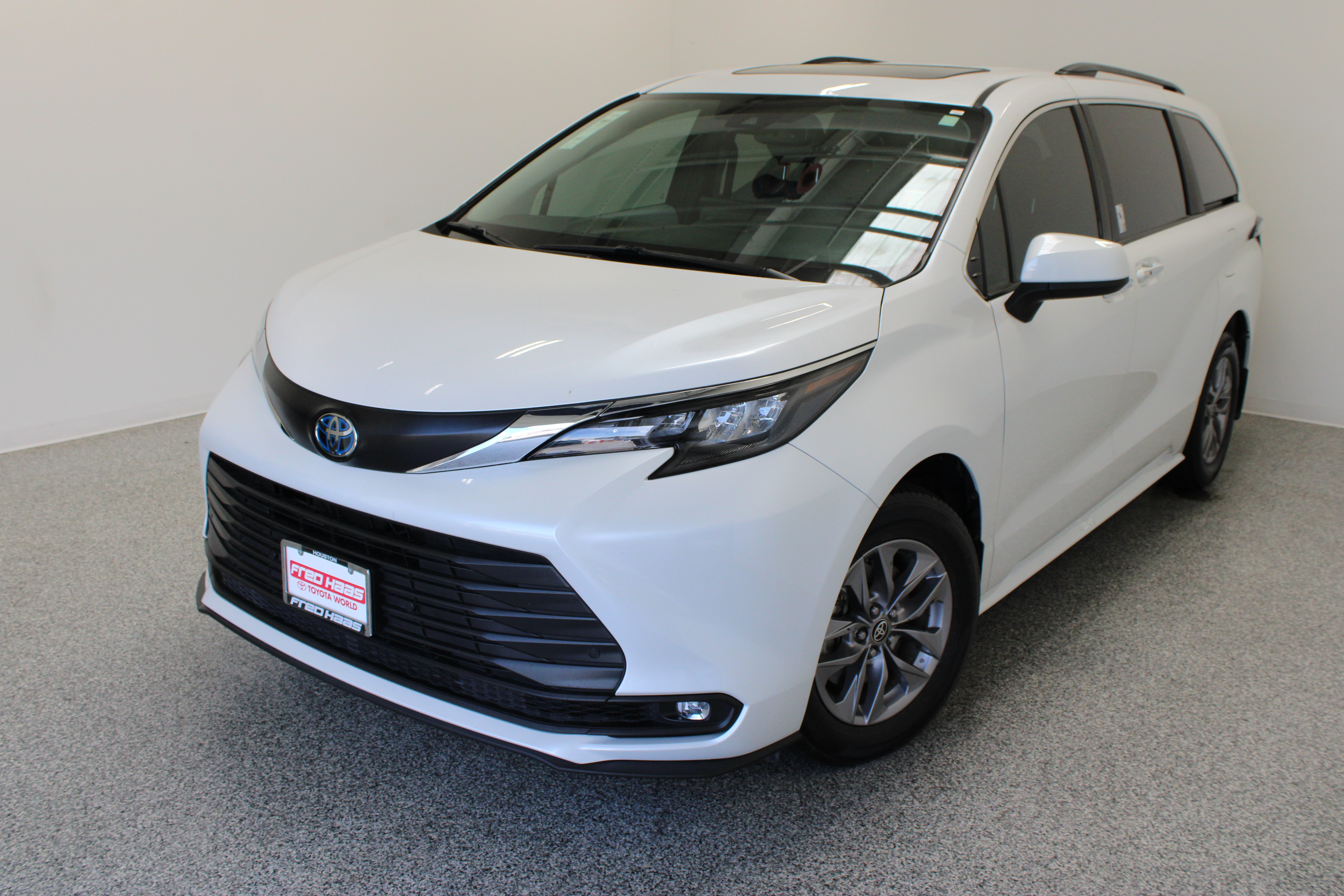 Used 2025 Toyota Sienna XLE FWD image 2