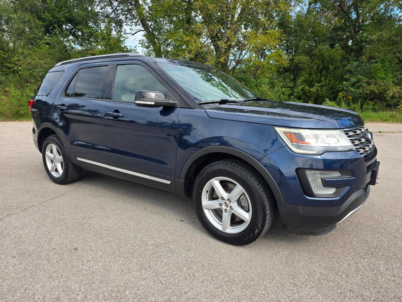 Used 2017 Ford Explorer XLT w/ Equipment Group 202A AWD/4WD image 5