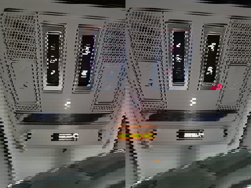 New 2024 Land Rover Defender 110 SE image 21