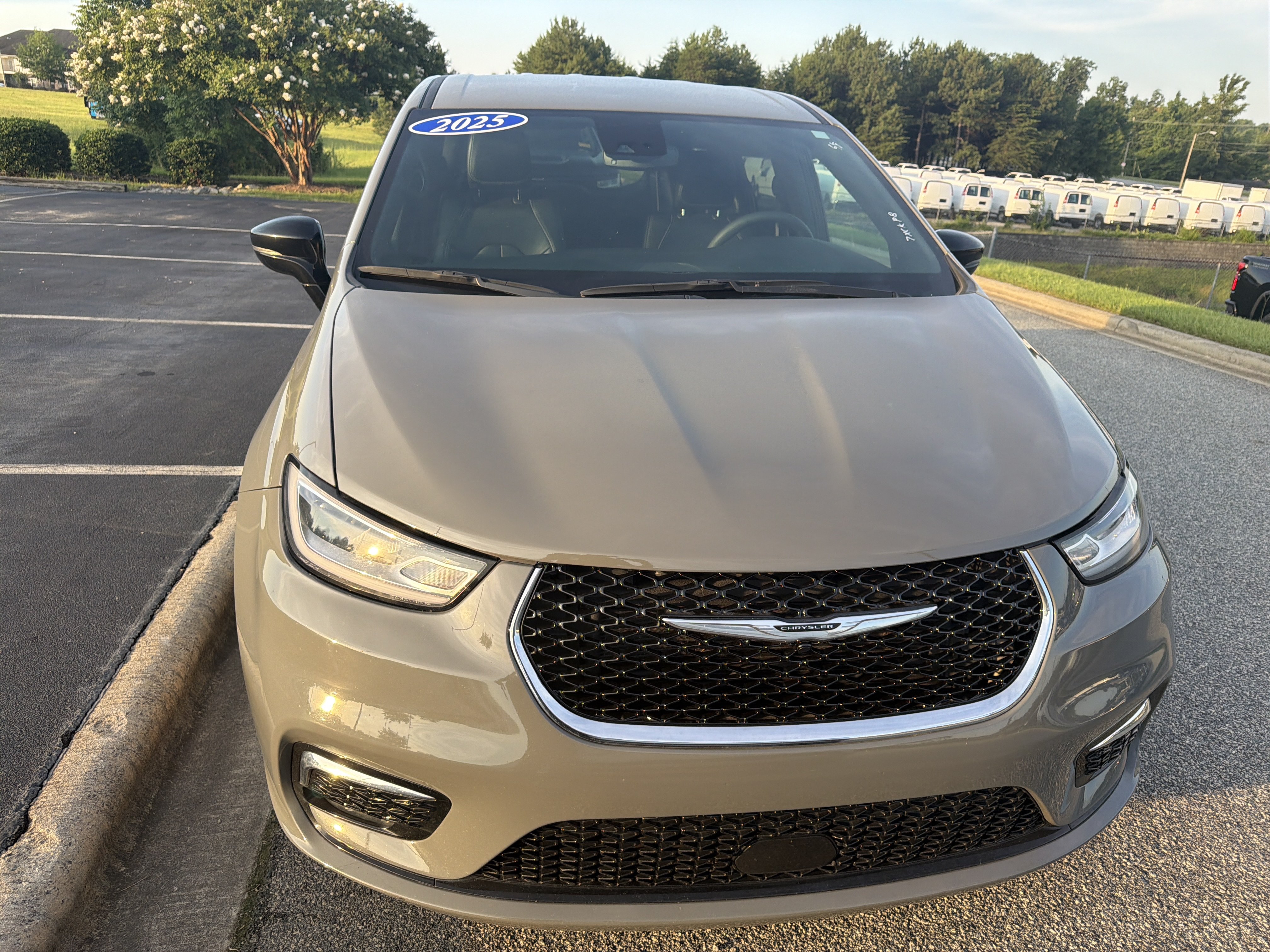 Used 2025 Chrysler Pacifica Select FWD image 3