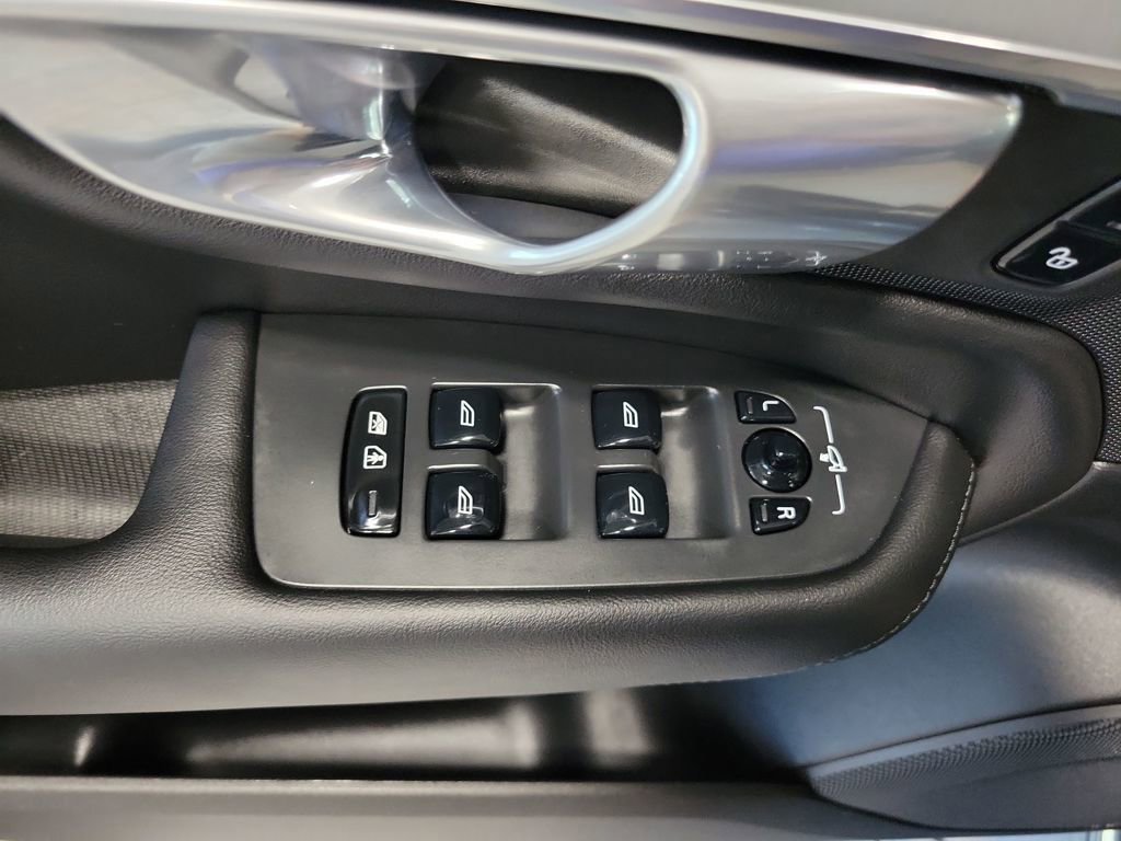 Used 2025 Volvo XC90 B5 Core image 20