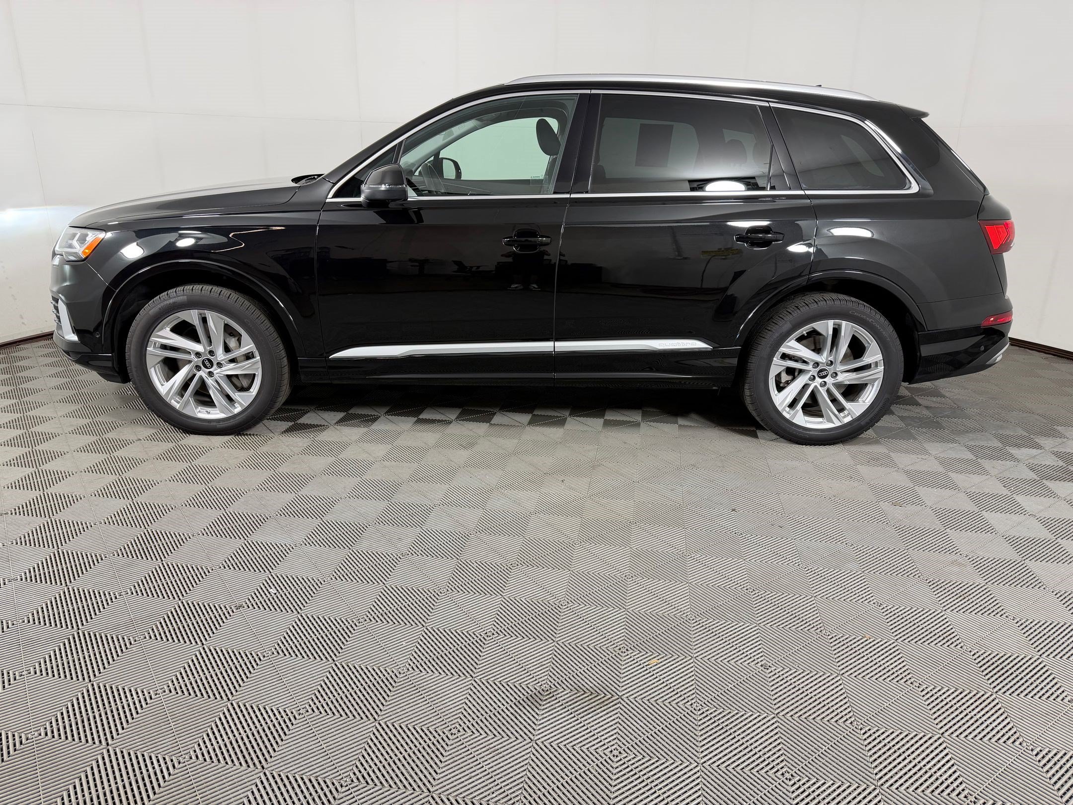 Used 2023 Audi Q7 3.0T Premium Plus w/ Premium Plus Package AWD/4WD image 2