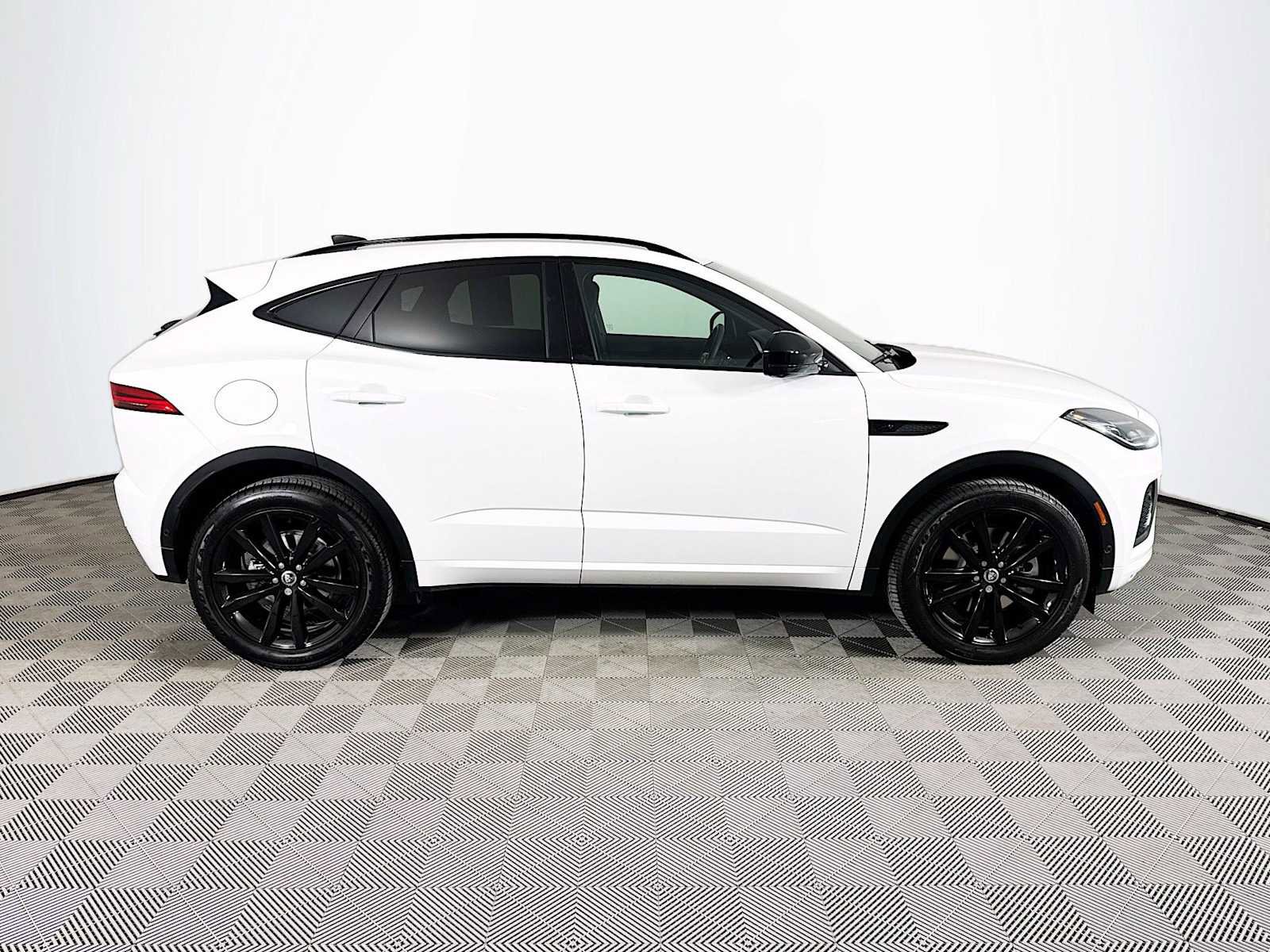 Used 2024 Jaguar E-PACE R-Dynamic SE image 4