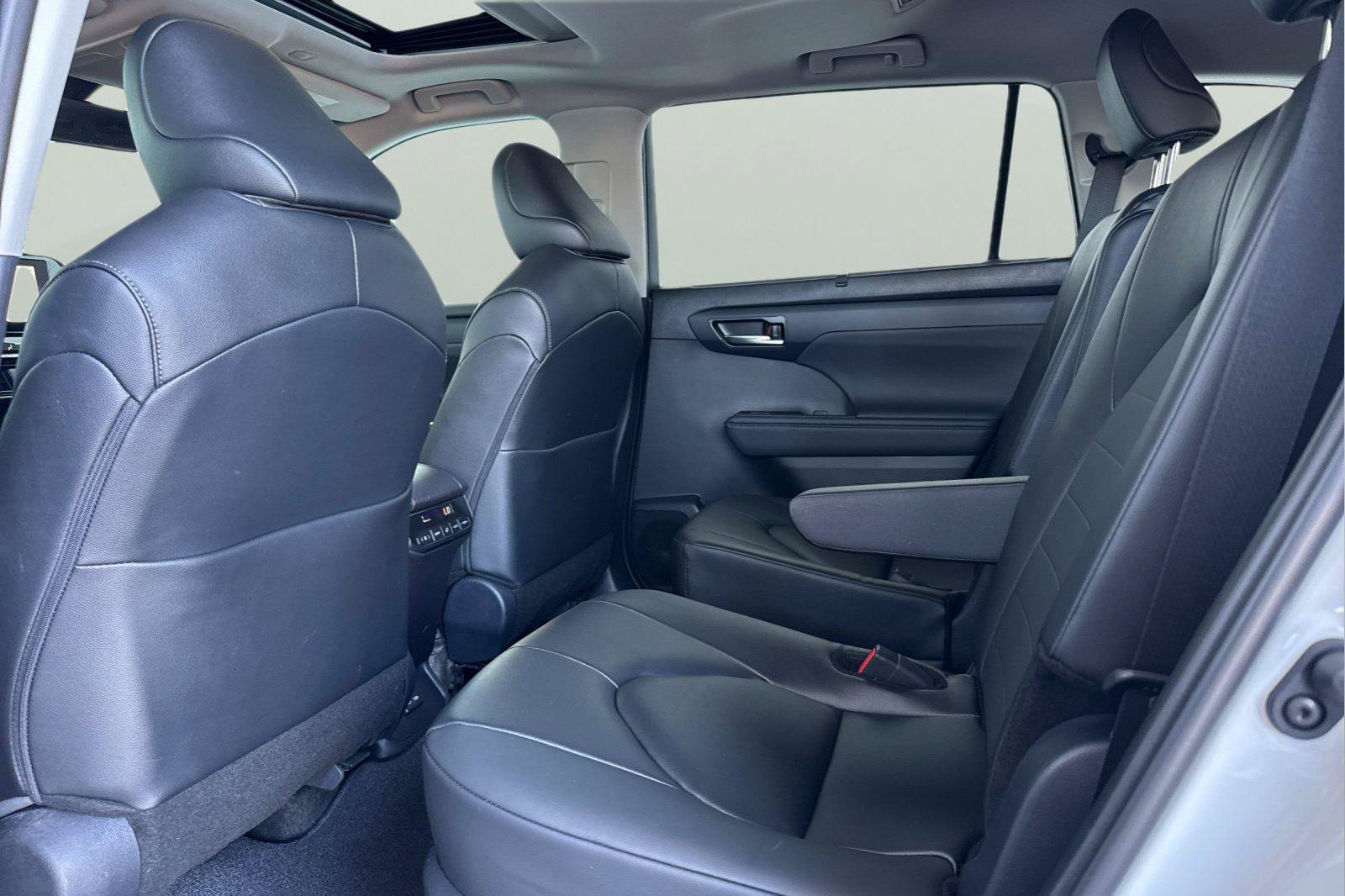 Used 2026 Toyota Highlander XLE AWD/4WD image 6