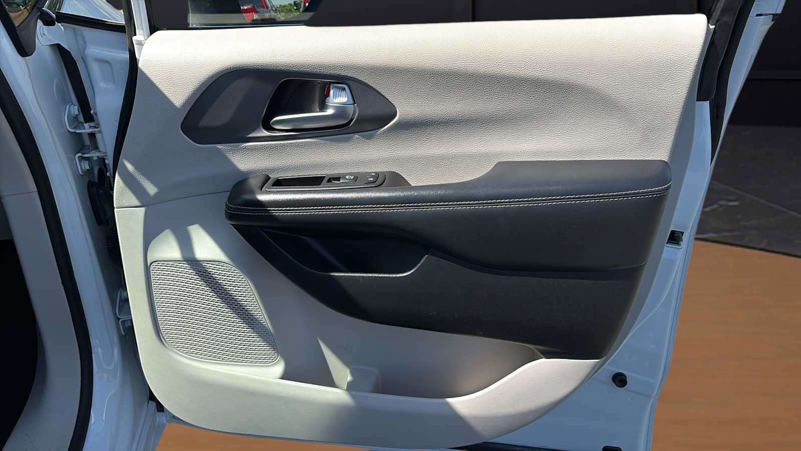 Used 2023 Chrysler Pacifica Touring-L FWD image 24