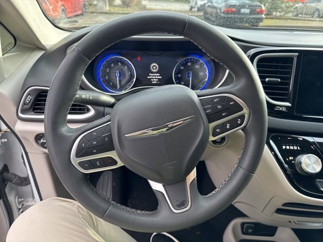 Used 2023 Chrysler Pacifica Touring-L image 19