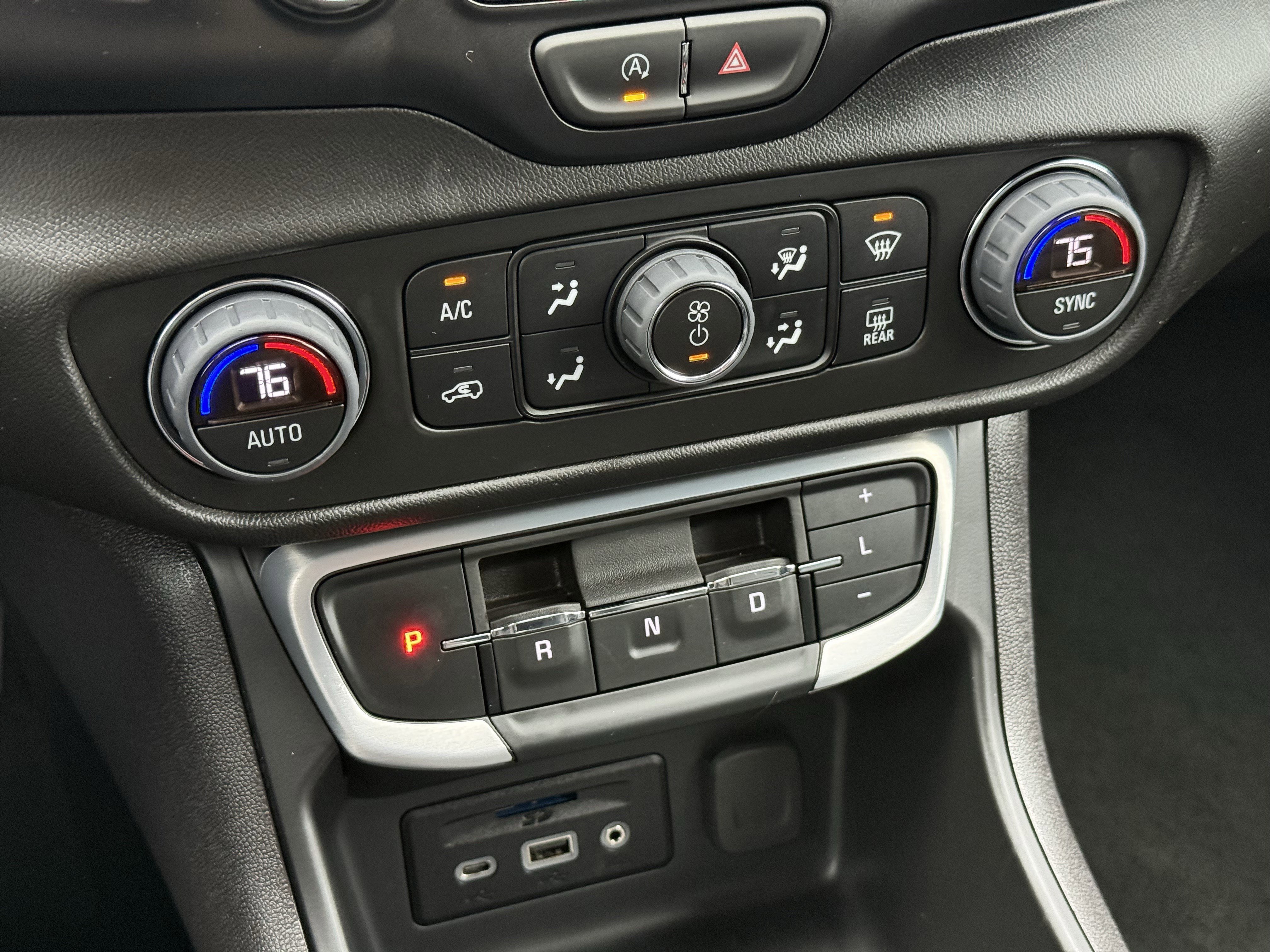 Used 2024 GMC Terrain SLT image 22