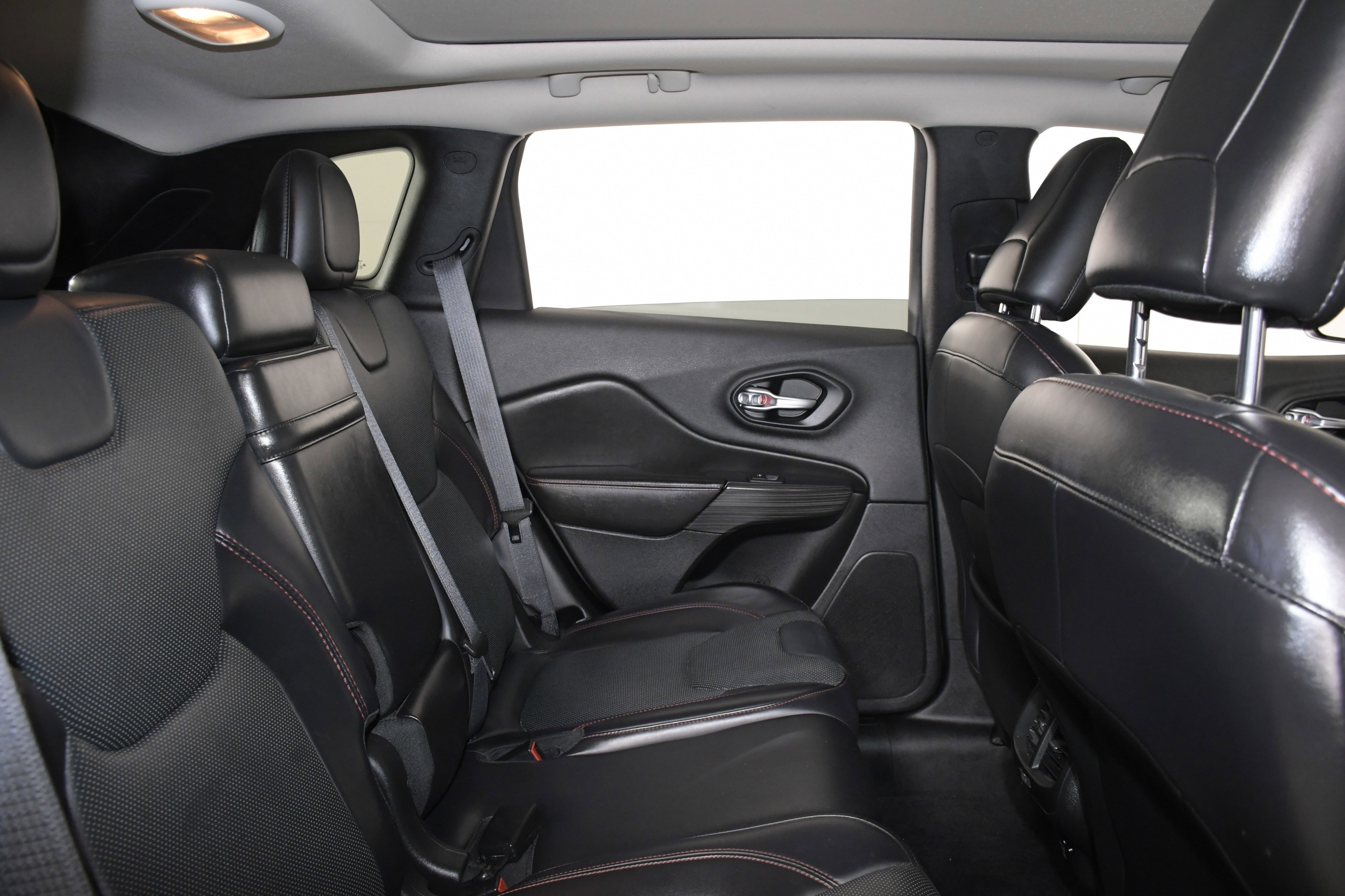 Used 2016 Jeep Cherokee Trailhawk w/ Comfort/Convenience Group image 26