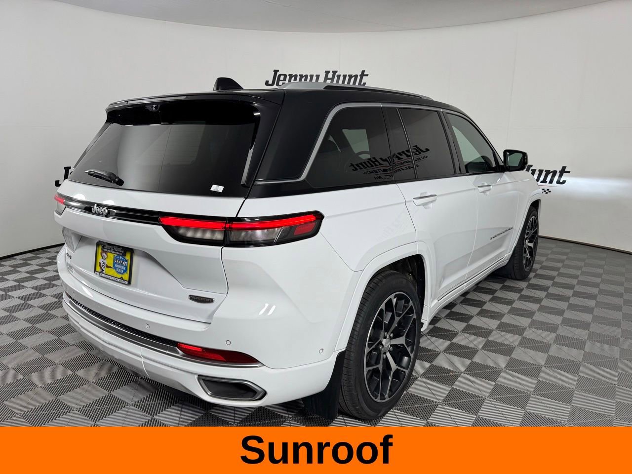Used 2023 Jeep Grand Cherokee Summit AWD/4WD image 7