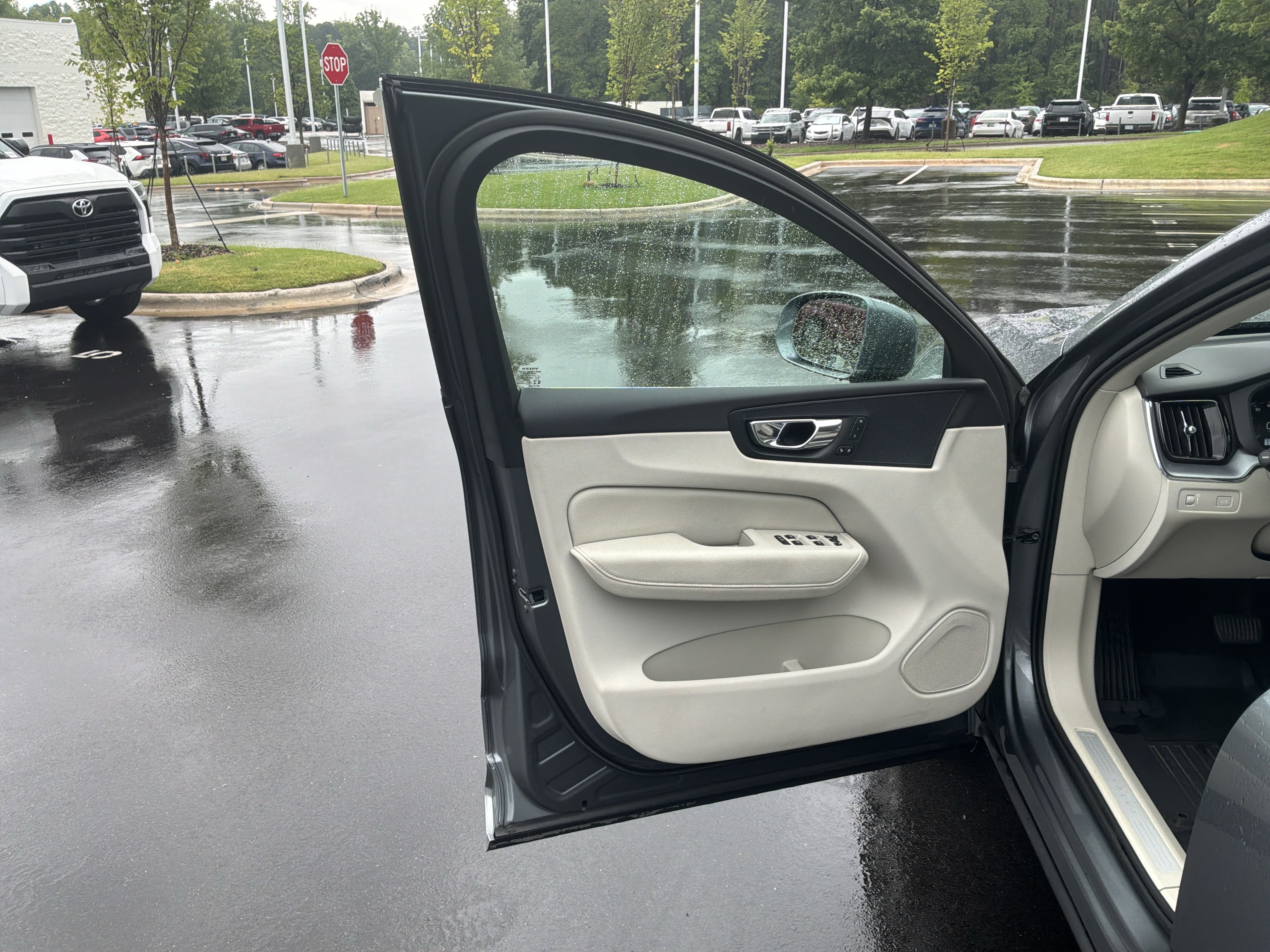 Used 2020 Volvo XC60 T6 Momentum w/ Protection Package Premier AWD/4WD image 14
