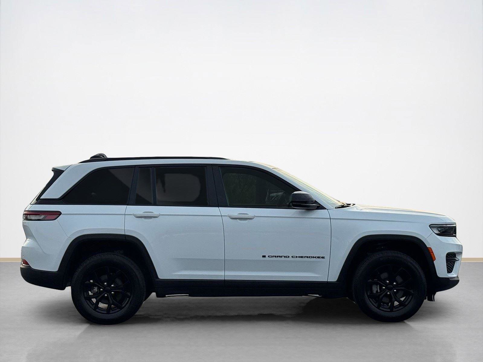 Used 2025 Jeep Grand Cherokee Altitude image 9