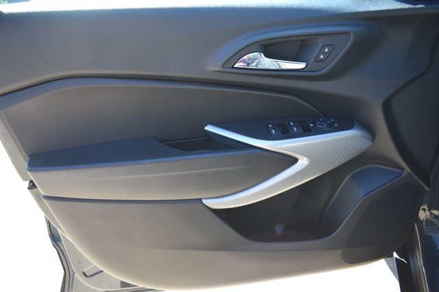 Used 2025 Chevrolet Trax LS w/ LS Convenience Package FWD image 11