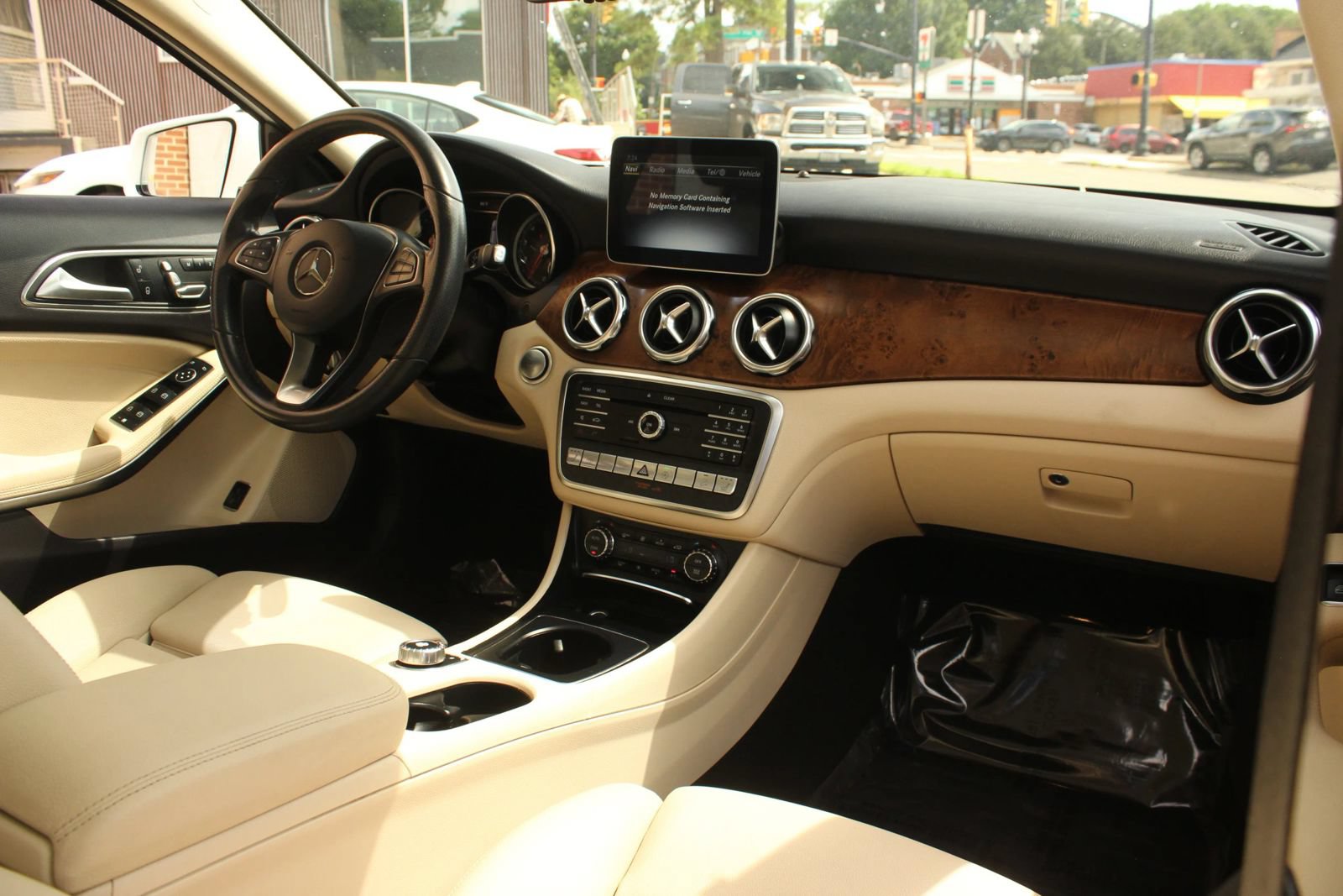 Used 2020 Mercedes-Benz GLA 250 4MATIC w/ Premium Package image 26