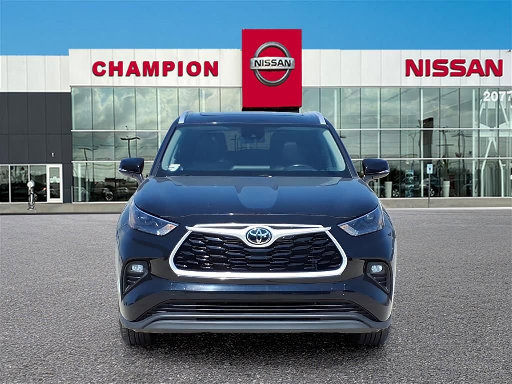 Used 2023 Toyota Highlander XLE image 2