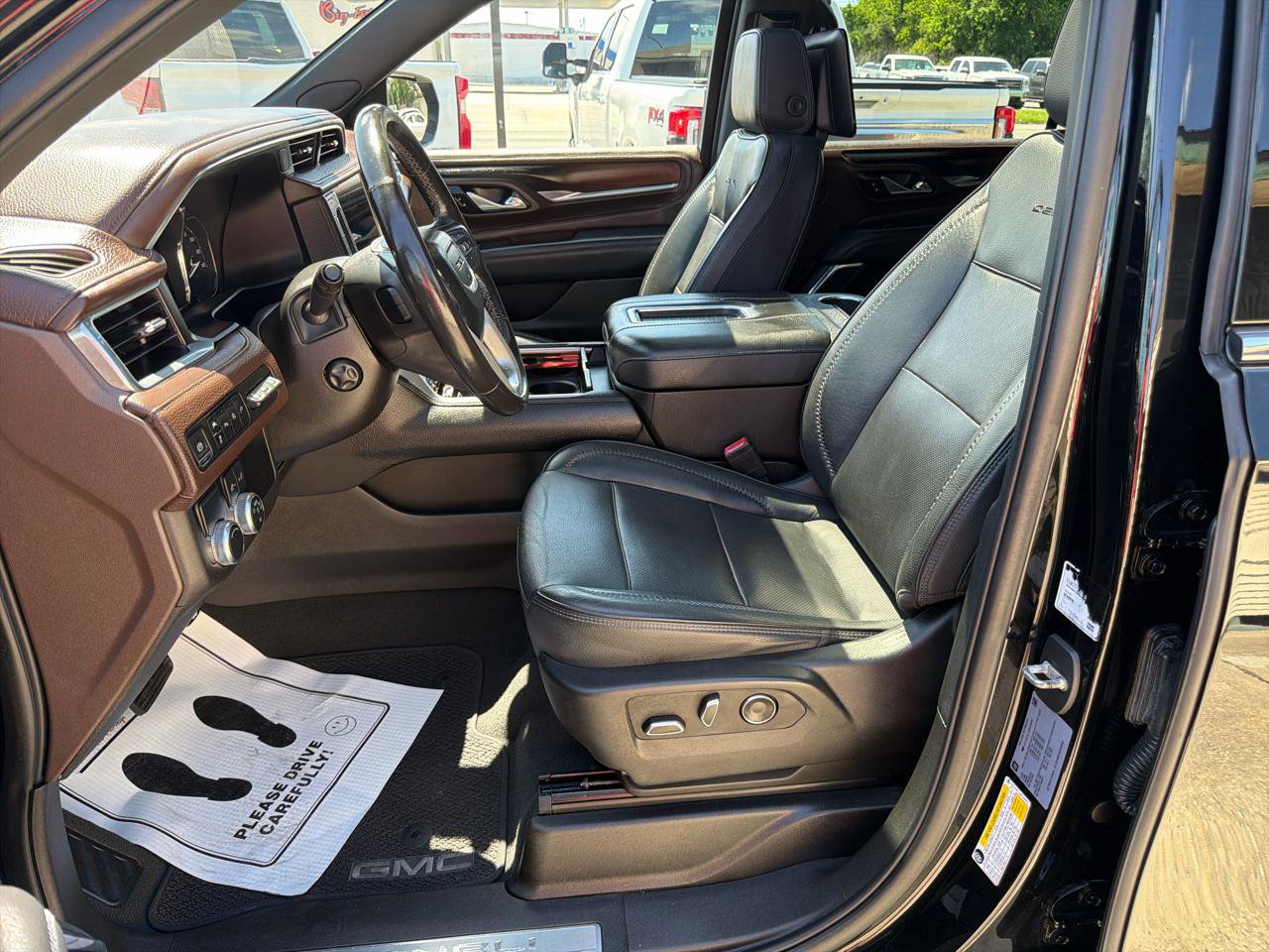 Used 2021 GMC Yukon XL Denali w/ Denali Premium Package image 16