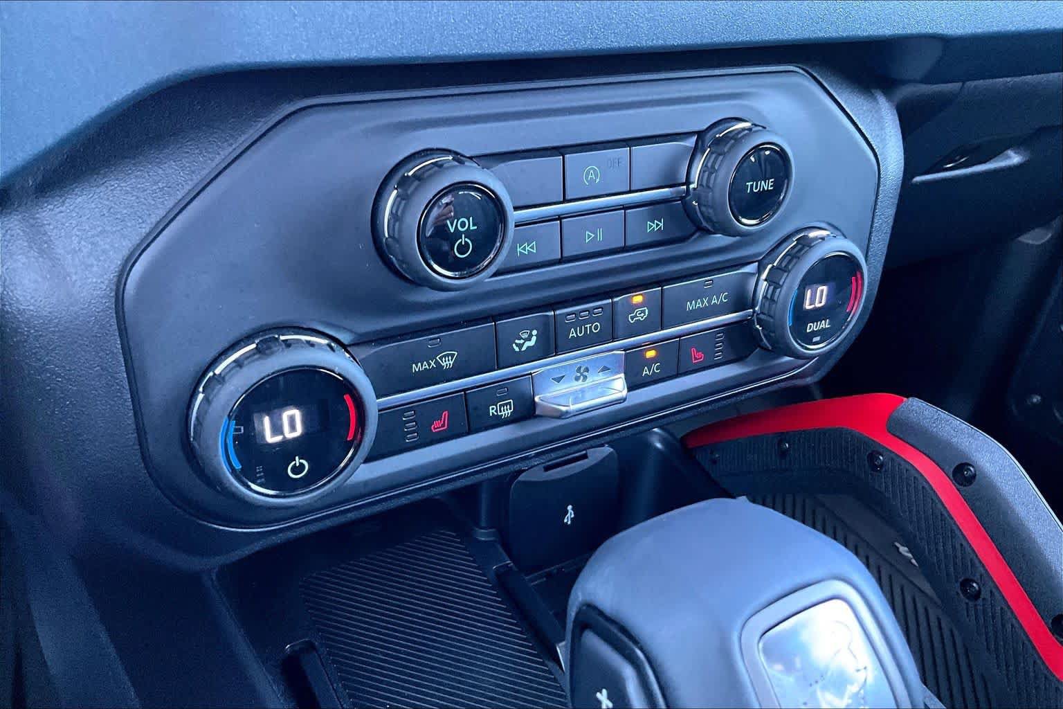 Used 2025 Ford Bronco Heritage Edition AWD/4WD image 34