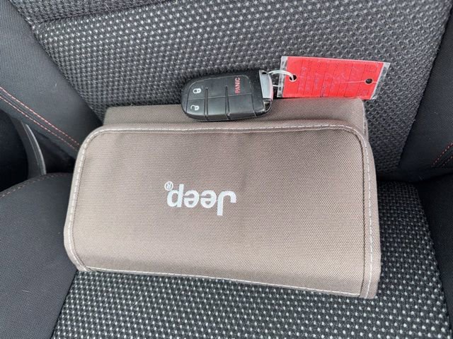 Used 2017 Jeep Grand Cherokee Laredo image 26