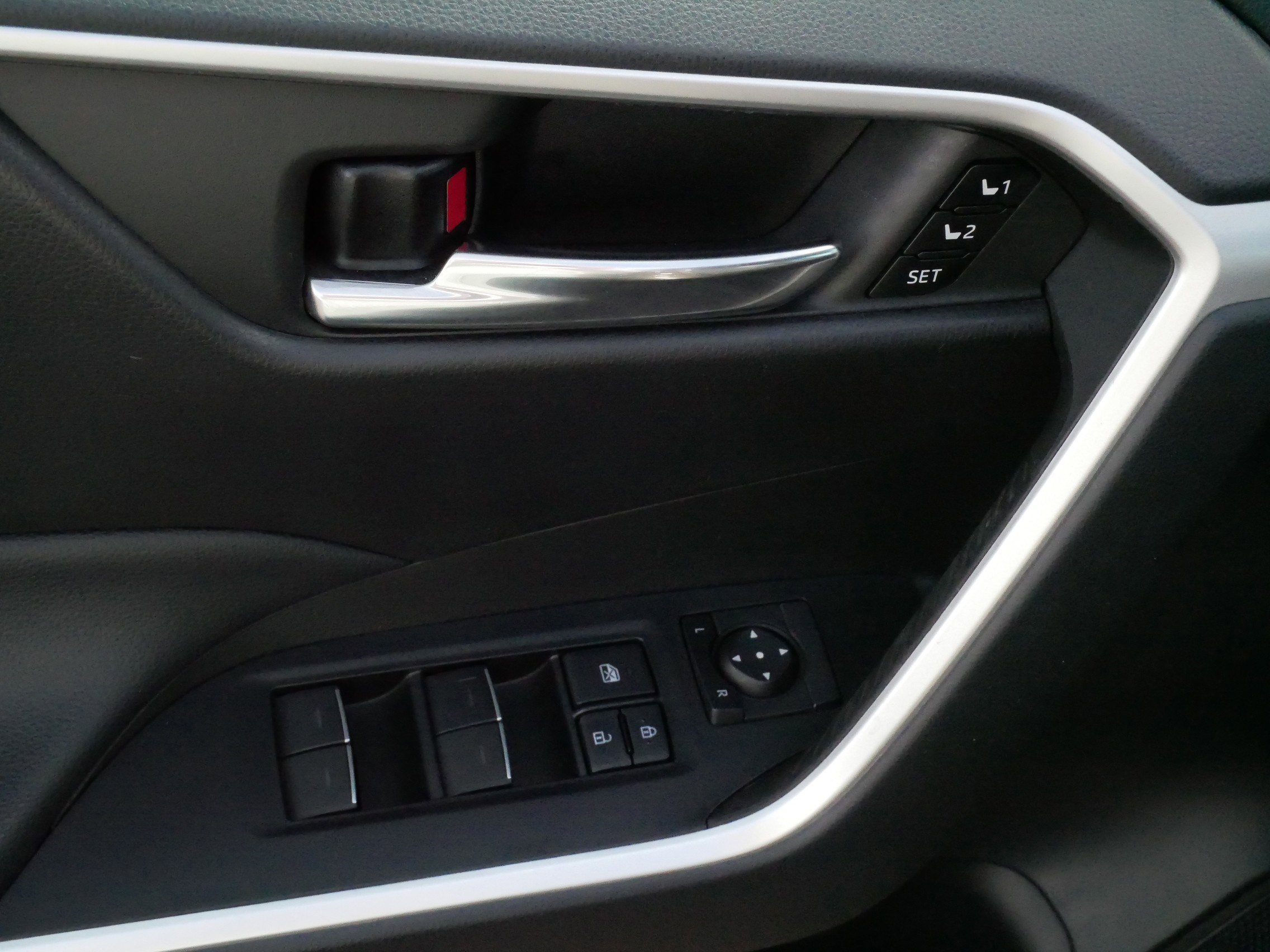 Used 2022 Toyota RAV4 XLE Premium AWD/4WD image 19