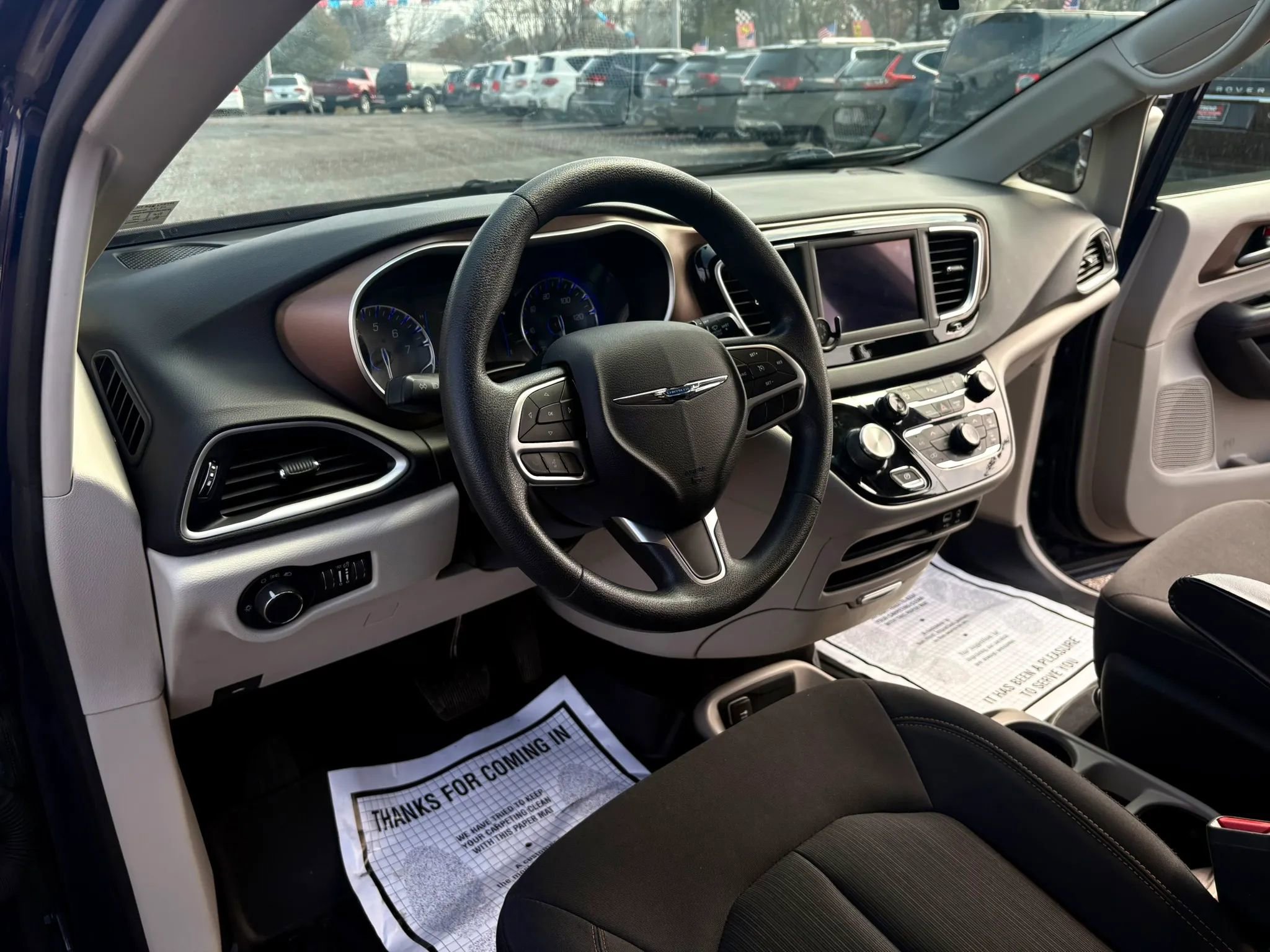 Used 2018 Chrysler Pacifica LX image 13