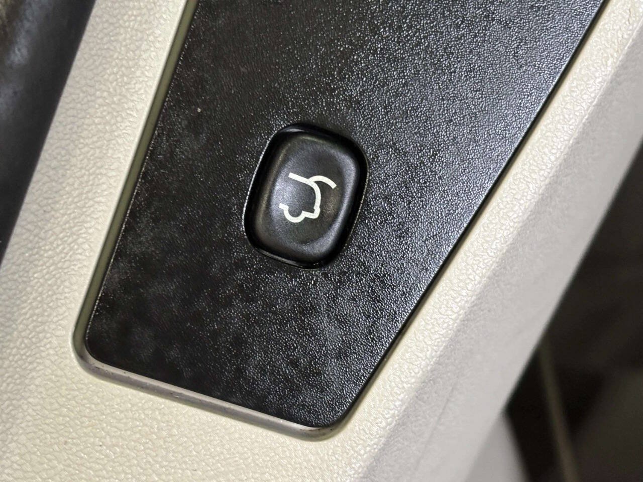 Used 2008 Chrysler Town & Country Limited w/ Trailer Tow Group FWD image 14