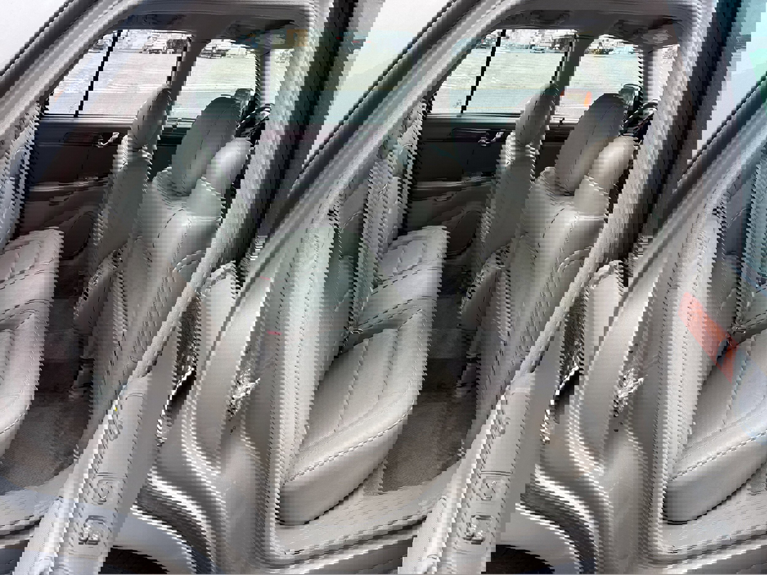 Used 2004 Cadillac De Ville w/ Equipment Group image 4