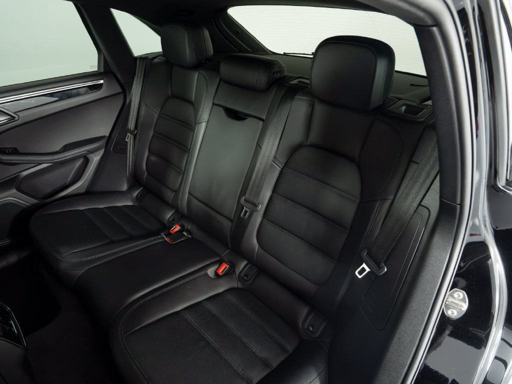 Certified 2021 Porsche Macan Turbo AWD/4WD image 46