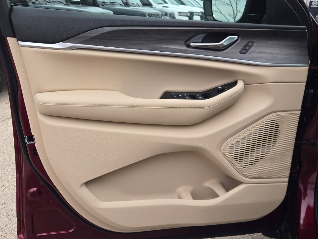 New 2025 Jeep Grand Cherokee Limited image 22