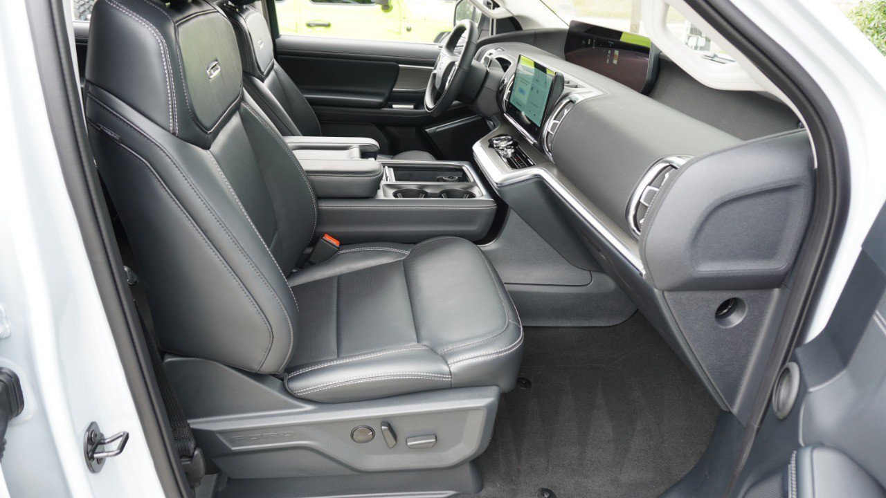 Used 2025 Ford Expedition Platinum w/ Driver's Package AWD/4WD image 16