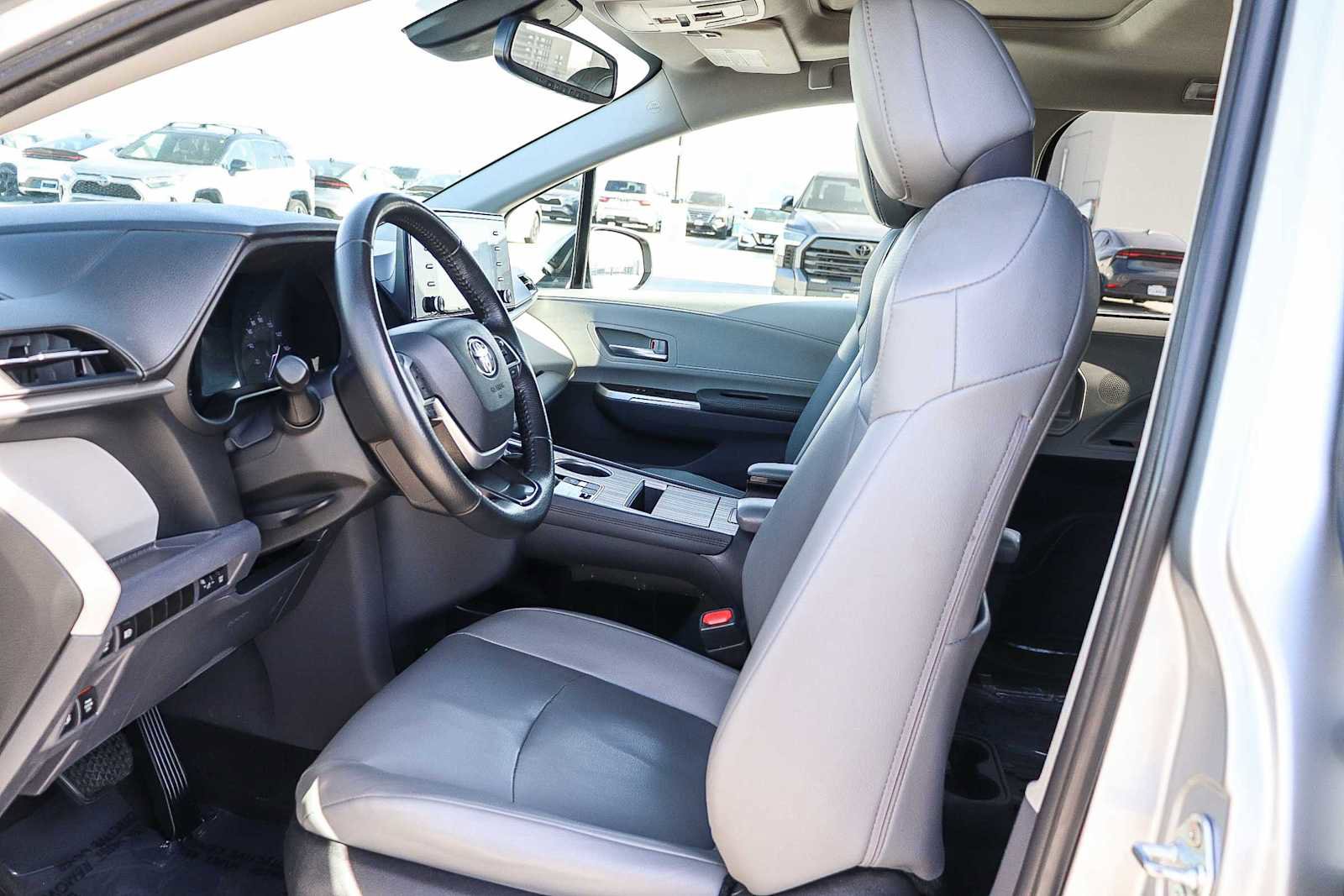 Used 2022 Toyota Sienna XLE image 24