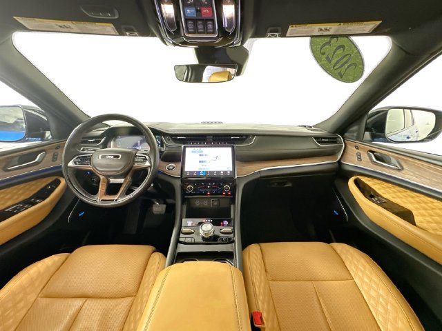 Used 2023 Jeep Grand Cherokee Summit AWD/4WD image 3