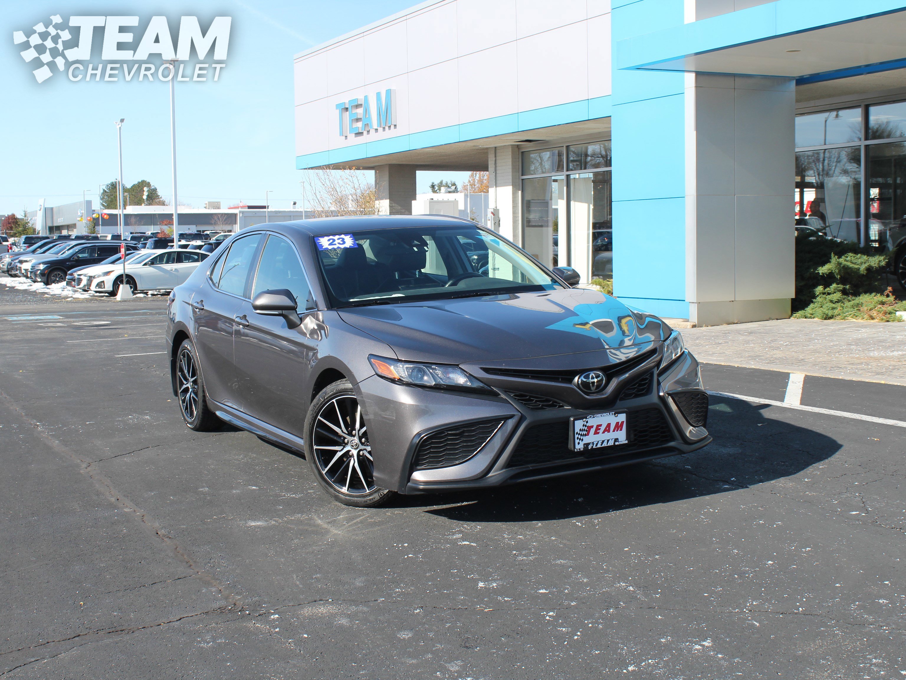 Used 2023 Toyota Camry SE image 2