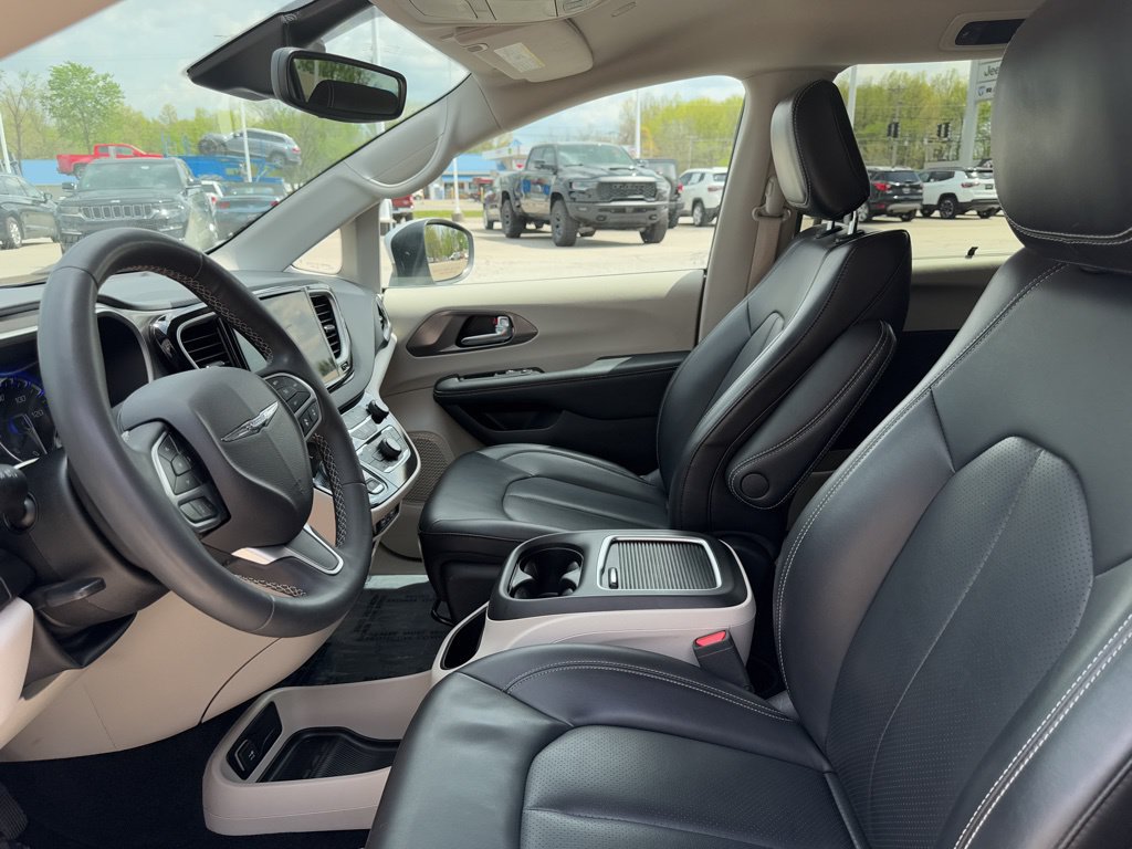 Used 2023 Chrysler Pacifica Touring-L FWD image 50