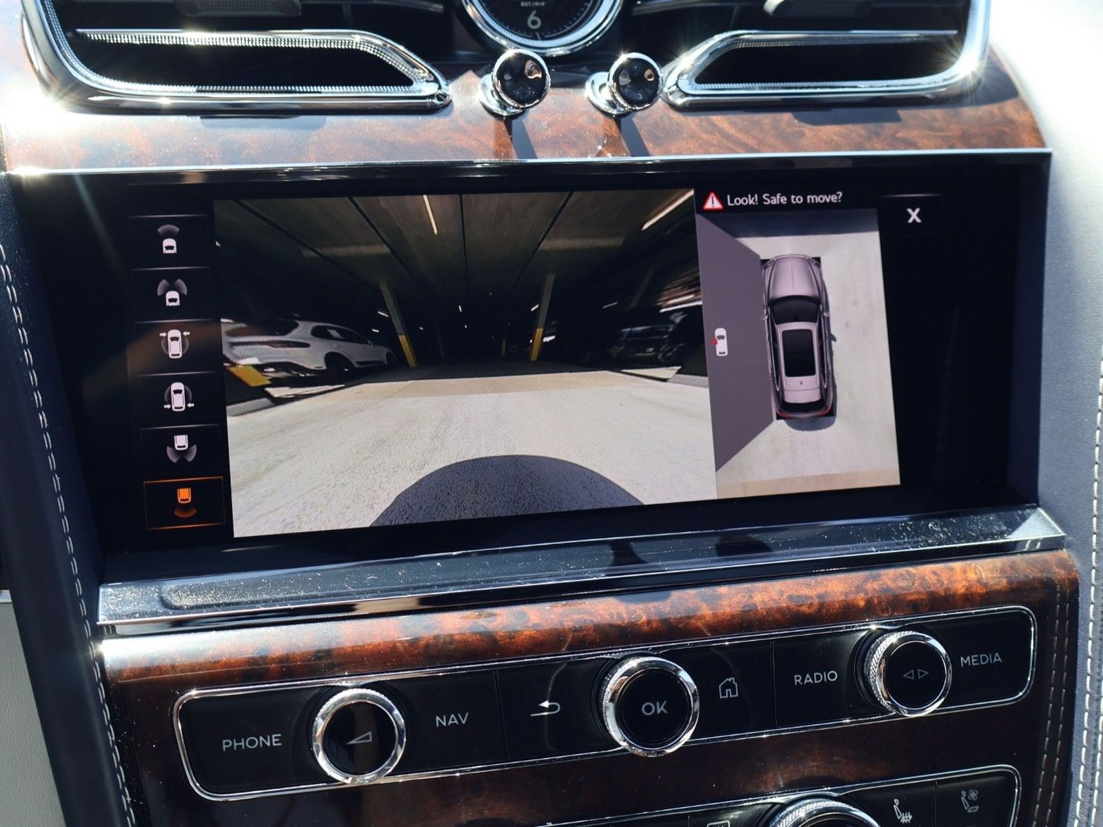 Certified 2022 Bentley Bentayga AWD/4WD image 17