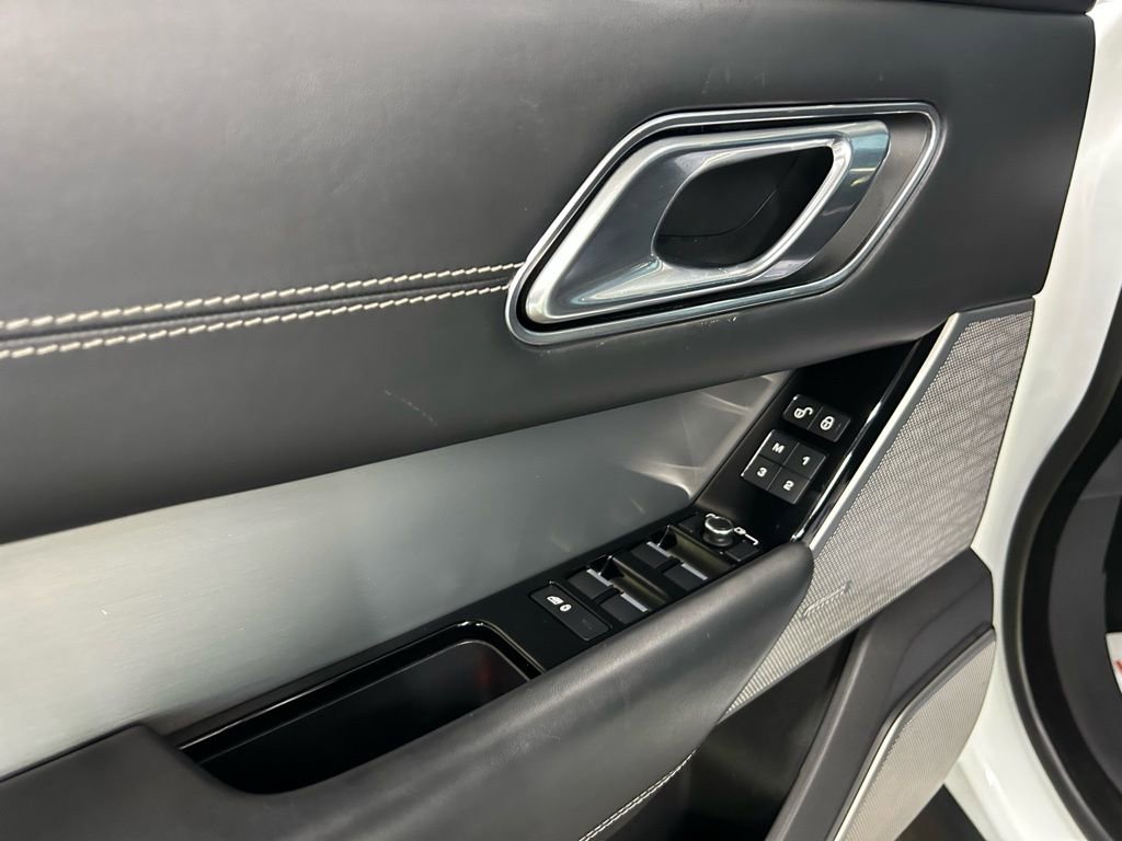 Used 2018 Land Rover Range Rover Velar R-Dynamic HSE image 32