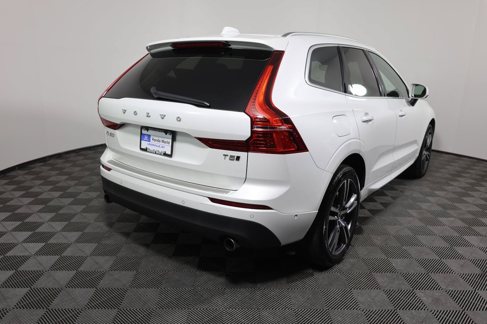 Used 2018 Volvo XC60 T5 Momentum w/ Vision Package AWD/4WD image 5
