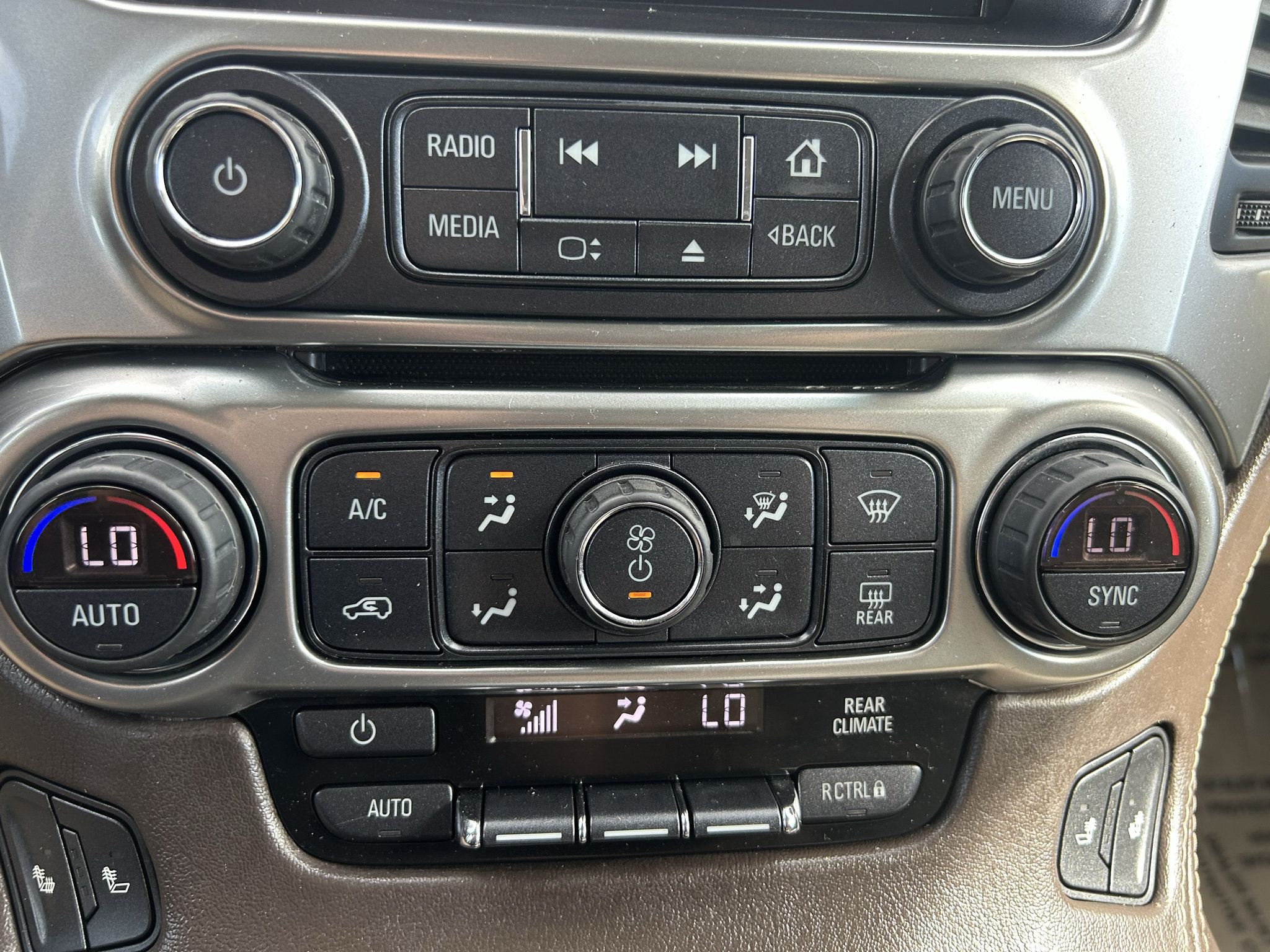 Used 2019 Chevrolet Suburban LT RWD image 11