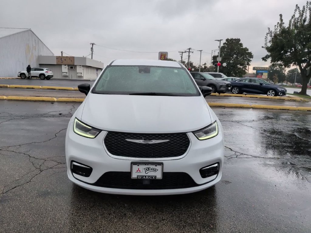 Used 2024 Chrysler Pacifica Touring-L FWD image 13