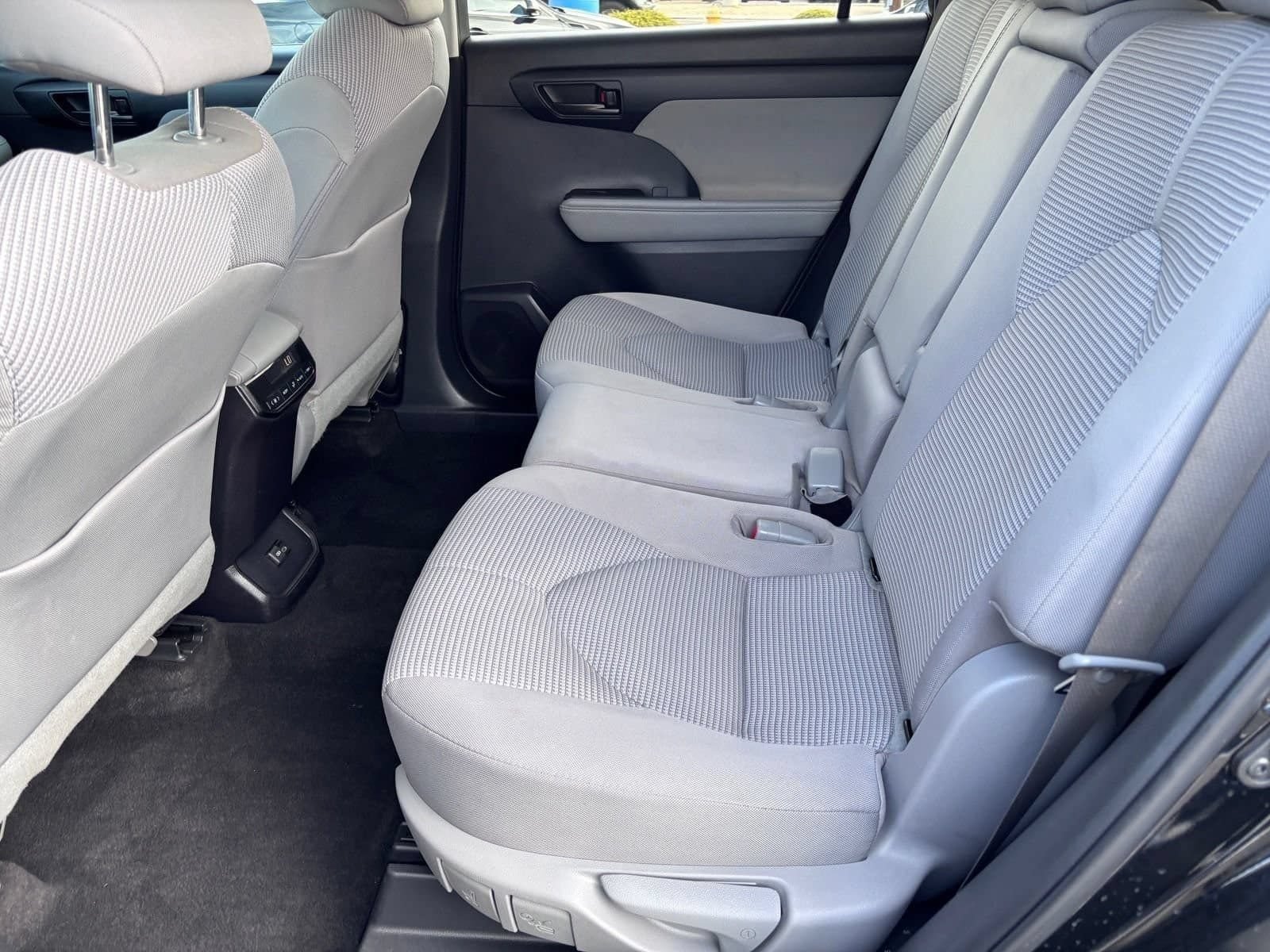 Used 2023 Toyota Highlander LE FWD image 16