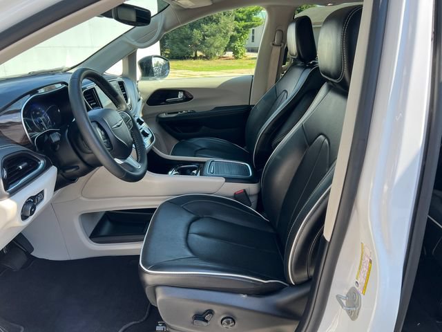 Used 2024 Chrysler Pacifica Limited w/ Uconnect Theater Family Group AWD/4WD image 4