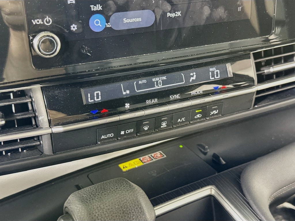 Used 2025 Toyota Sienna LE FWD image 28