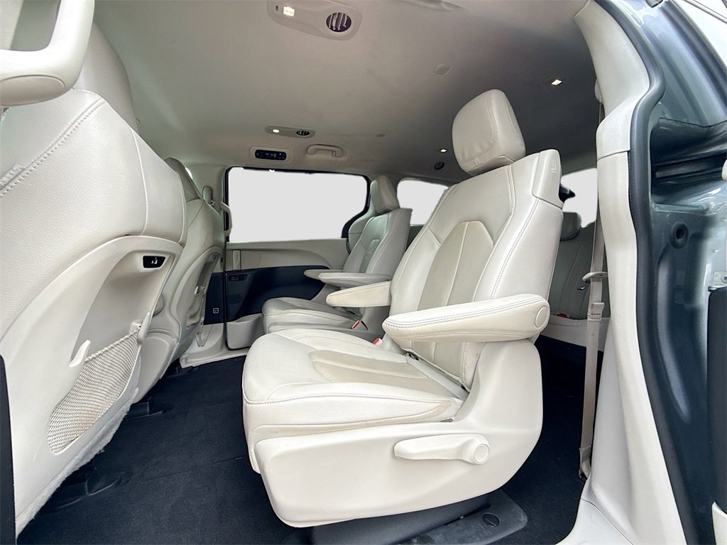 Used 2021 Chrysler Pacifica Touring-L image 25