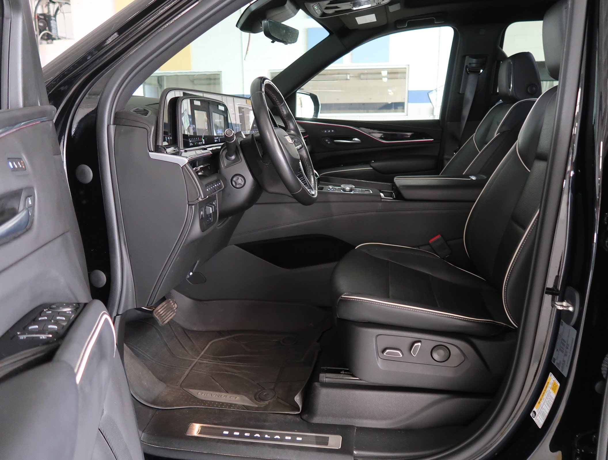 Used 2023 Cadillac Escalade ESV Sport w/ LPO, ONYX Package AWD/4WD image 16