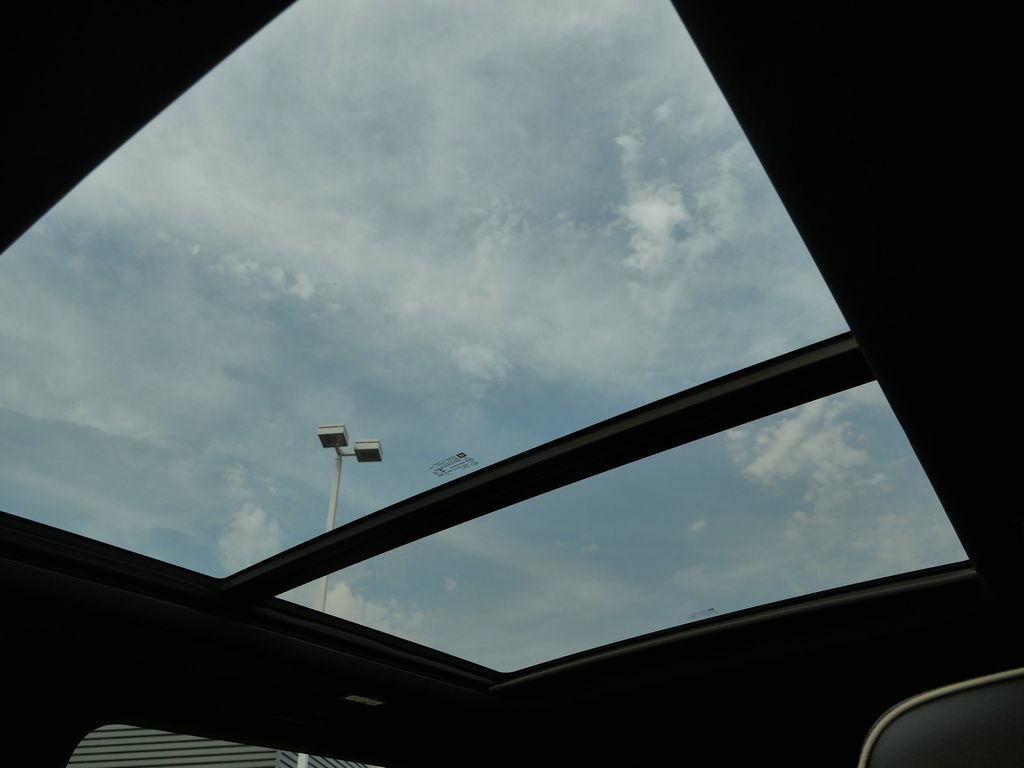 Used 2022 GMC Yukon XL SLT w/ SLT Premium Package image 50