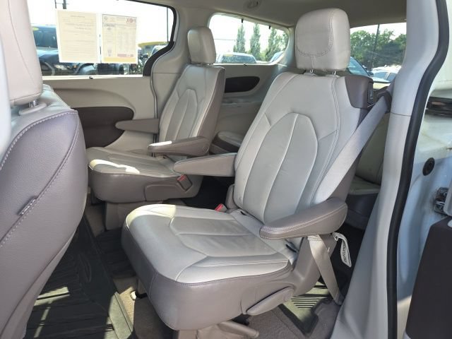 Used 2017 Chrysler Pacifica Touring-L FWD image 11
