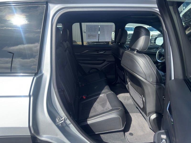 Used 2025 Jeep Grand Cherokee Altitude image 34