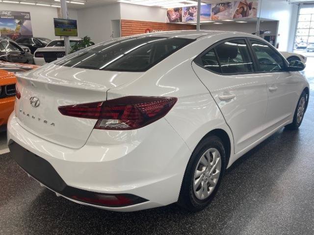 Used 2019 Hyundai Elantra SE w/ Cargo Package FWD image 4